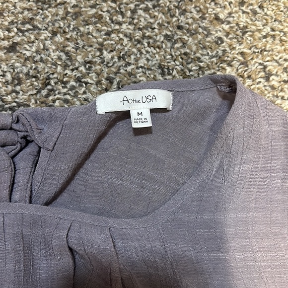 Like new blouse - lavender colored size Medium - Picture 2 of 3